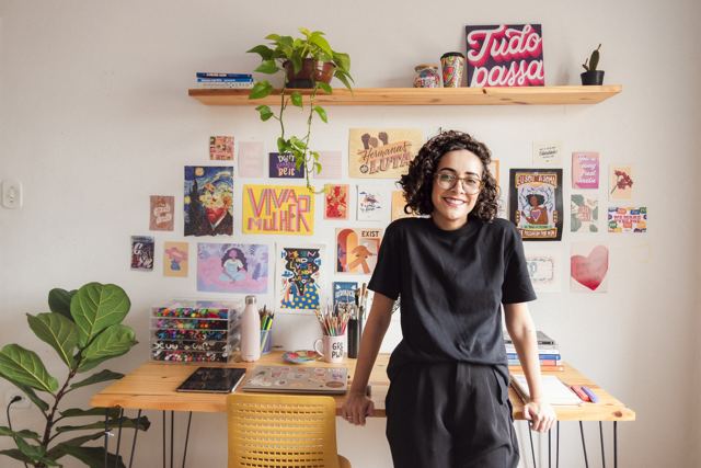 Ju Souza no ateliê